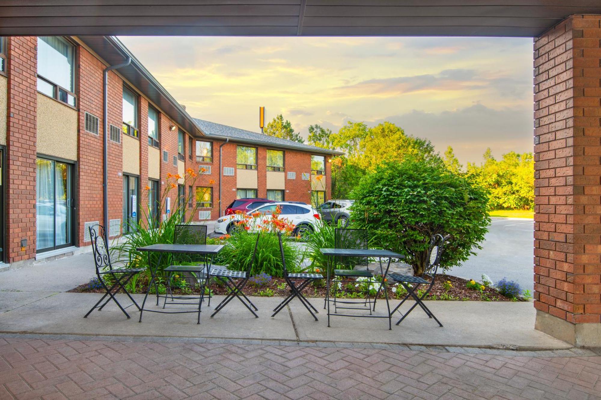 Comfort Inn Kingston Highway 401 Exterior foto